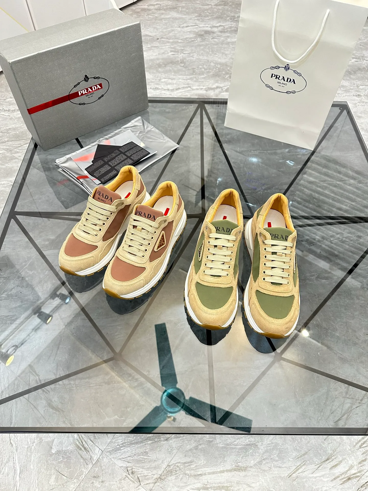 Men's shoes for sale 💰: 💰P580¥ High-end top quality Product trademark: Prada *"Prada*" low-top casual shoes Regular size: 38-45 (can be customized to 46) Product materials: imported upper layer of high mercerized nubuck leather spliced ​​with breathable mesh, water-dyed cowhide lining, cowhide feet, original ultra-light foam outsole. No.: 001